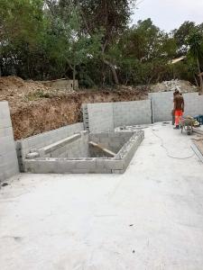 Terrasse et mur on banchée et piscine